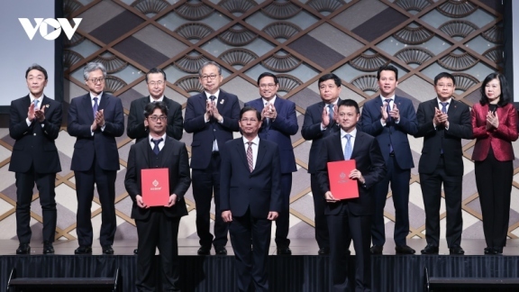 Vietnam and Japan ink 30 cooperation documents at joint economic forum